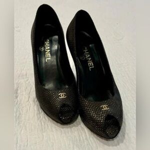 Chanel peep toe black and gold pumps with gold detailing. Size 37